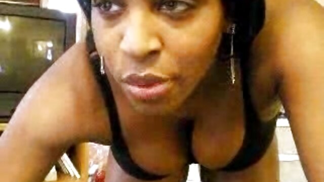 الفتيات الجميلات الساحرة فلم جنس اجنبي شخصيا تسليمها إلى الرجل على الطاولة